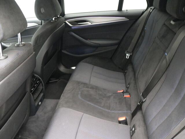 BMW 5-SERIE Touring 520i High Executive / Automatische Achterklep / Trekhaak / Elektrisch bestuurdersstoel met geheugen functie / LMV / Navigatie / Cruise Control / Complete Historie aanwezig / Privacy Glass /