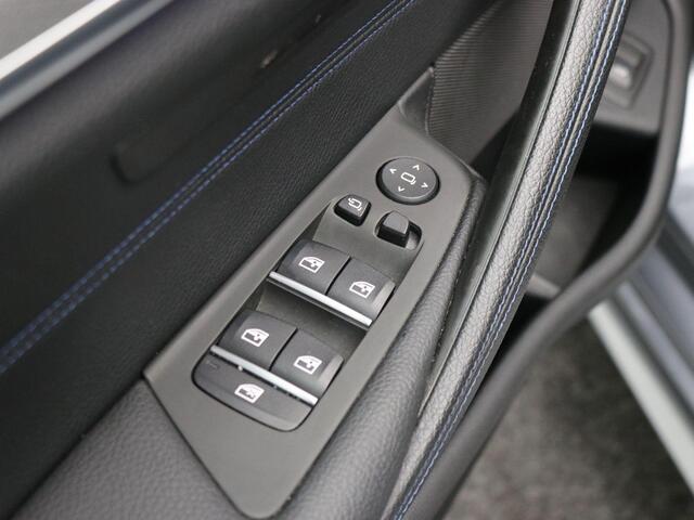 BMW 5-SERIE Touring 520i High Executive / Automatische Achterklep / Trekhaak / Elektrisch bestuurdersstoel met geheugen functie / LMV / Navigatie / Cruise Control / Complete Historie aanwezig / Privacy Glass /
