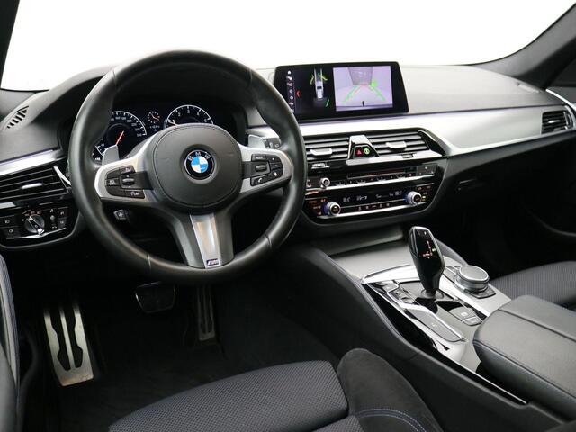 BMW 5-SERIE Touring 520i High Executive / Automatische Achterklep / Trekhaak / Elektrisch bestuurdersstoel met geheugen functie / LMV / Navigatie / Cruise Control / Complete Historie aanwezig / Privacy Glass /