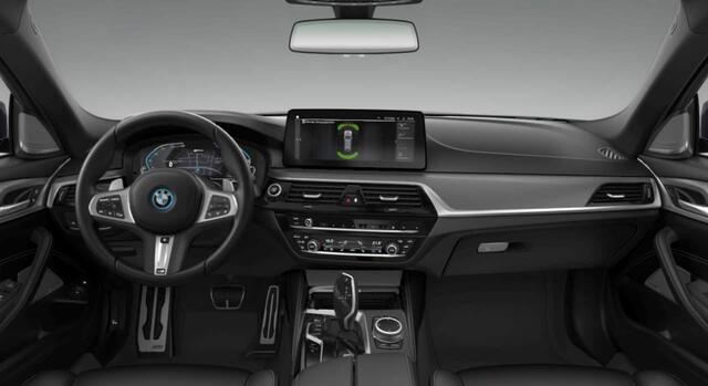 BMW 5-SERIE Touring 530e xDrive M-Sport | Panoramadak | Harman Kardon | Elektr. Trekhaak