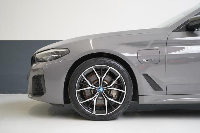 BMW 5-SERIE Touring 530e Business Edition Plus | Trekhaak | Sportstoelen | Navigatie | Achteruitrijcamera