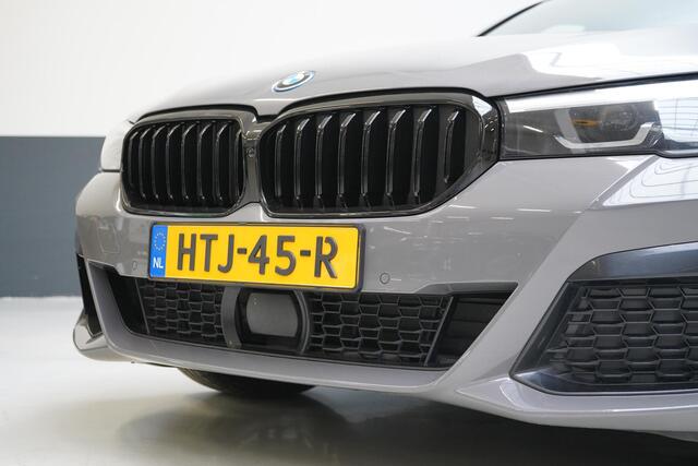 BMW 5-SERIE Touring 530e Business Edition Plus | Trekhaak | Sportstoelen | Navigatie | Achteruitrijcamera