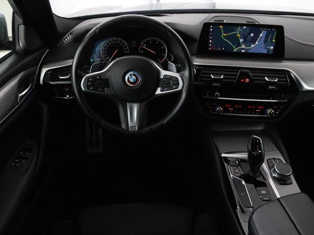 BMW 5-SERIE 540d xDrive M Sport | Panoramadak | Head-Up | Adaptive cruise | Carplay | Alcantara | Harman/Kardon | Stoelverwarming | Trekhaak | Sfeerverlichting