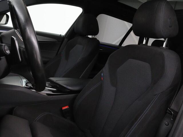BMW 5-SERIE 540d xDrive M Sport | Panoramadak | Head-Up | Adaptive cruise | Carplay | Alcantara | Harman/Kardon | Stoelverwarming | Trekhaak | Sfeerverlichting