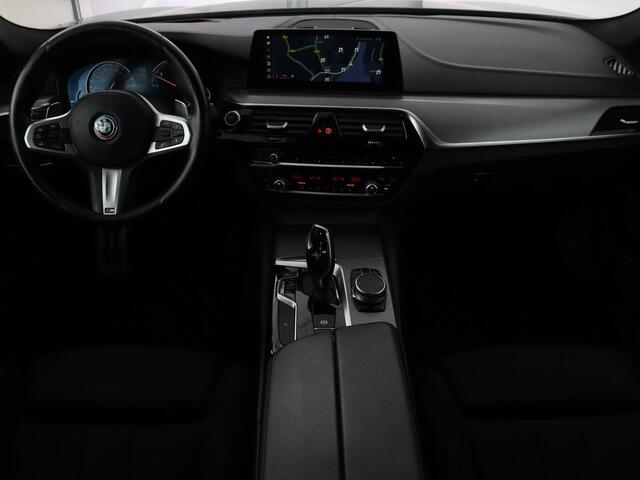 BMW 5-SERIE 540d xDrive M Sport | Panoramadak | Head-Up | Adaptive cruise | Carplay | Alcantara | Harman/Kardon | Stoelverwarming | Trekhaak | Sfeerverlichting