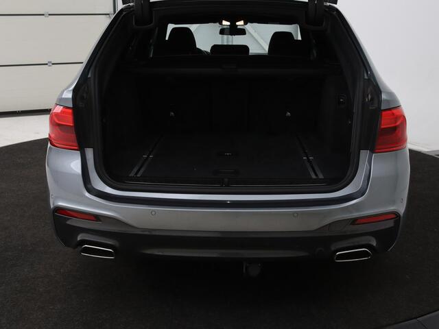 BMW 5-SERIE 540d xDrive M Sport | Panoramadak | Head-Up | Adaptive cruise | Carplay | Alcantara | Harman/Kardon | Stoelverwarming | Trekhaak | Sfeerverlichting