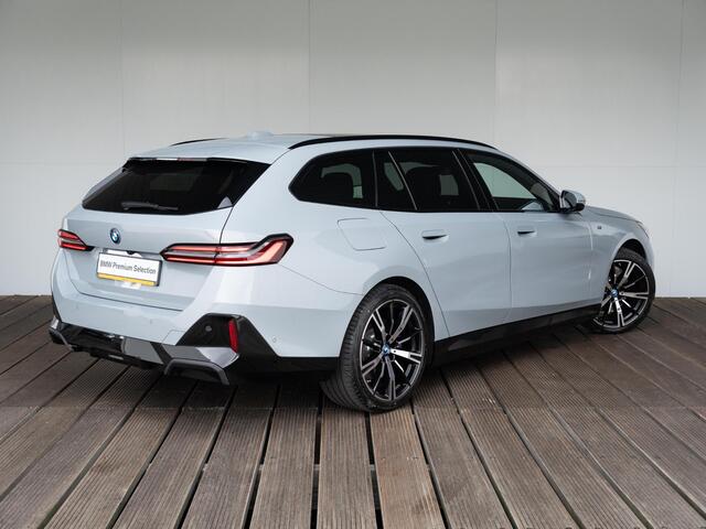 BMW 5-SERIE Touring 530e | M Sportpakket Pro | Innovation Pack | Verwarmd Stuurwiel | Comfort Access | Panoramadak | Harman-Kardon | Trekhaak