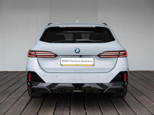BMW 5-SERIE Touring 530e | M Sportpakket Pro | Innovation Pack | Verwarmd Stuurwiel | Comfort Access | Panoramadak | Harman-Kardon | Trekhaak
