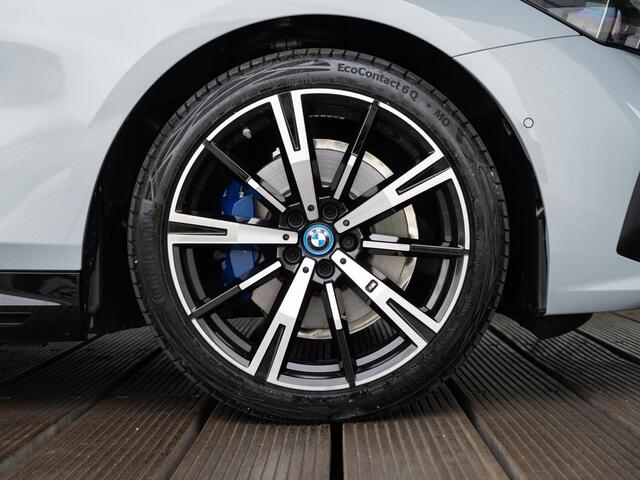 BMW 5-SERIE Touring 530e | M Sportpakket Pro | Innovation Pack | Verwarmd Stuurwiel | Comfort Access | Panoramadak | Harman-Kardon | Trekhaak