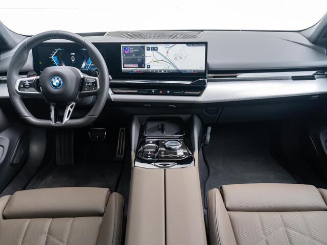 BMW 5-SERIE Touring 530e | M Sportpakket Pro | Innovation Pack | Verwarmd Stuurwiel | Comfort Access | Panoramadak | Harman-Kardon | Trekhaak