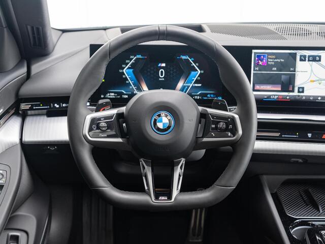 BMW 5-SERIE Touring 530e | M Sportpakket Pro | Innovation Pack | Verwarmd Stuurwiel | Comfort Access | Panoramadak | Harman-Kardon | Trekhaak