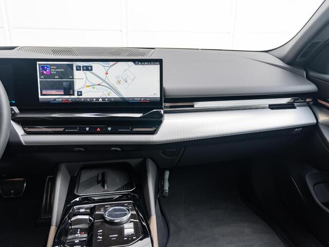 BMW 5-SERIE Touring 530e | M Sportpakket Pro | Innovation Pack | Verwarmd Stuurwiel | Comfort Access | Panoramadak | Harman-Kardon | Trekhaak