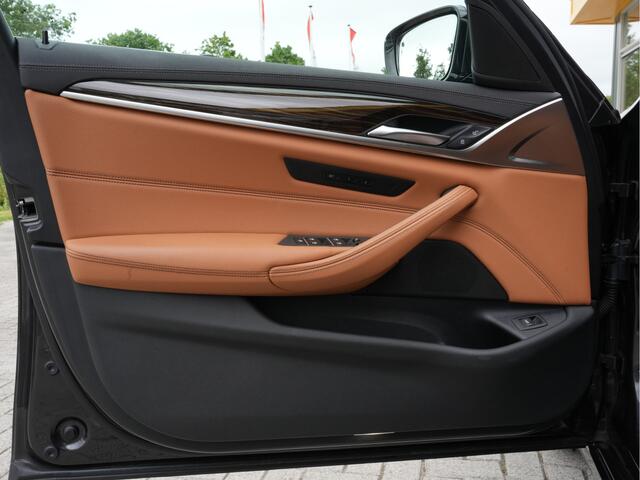 BMW 5-SERIE Touring 520i Business Edition Plus | Laserlicht | DAB | Comfortstoelen | Camera