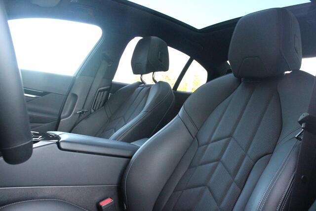 BMW 5-SERIE 530e M-SPORT PRO 300PK (nieuw model) | PANORAMA DAK | M-SPORT PAKKET | M-SPORT AERODYNAMICA | M-SPORT NAPPALEDEREN STUURWIEL MET SPORTBOOST FUNCTIE | BMW SHADOWLINE ADAPTIEVE LED KOPLAMPEN | ELEKTRISCH BEDIENBARE ACHTERKLEP | BMW INDIVIDIUAL HIGH GLOSS 