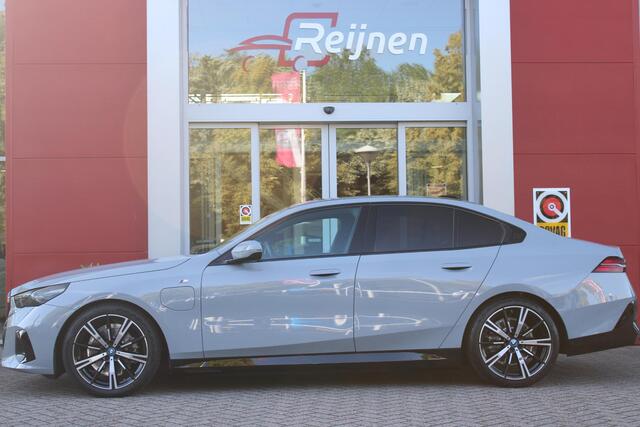 BMW 5-SERIE 530e M-SPORT PRO 300PK (nieuw model) | PANORAMA DAK | M-SPORT PAKKET | M-SPORT AERODYNAMICA | M-SPORT NAPPALEDEREN STUURWIEL MET SPORTBOOST FUNCTIE | BMW SHADOWLINE ADAPTIEVE LED KOPLAMPEN | ELEKTRISCH BEDIENBARE ACHTERKLEP | BMW INDIVIDIUAL HIGH GLOSS 