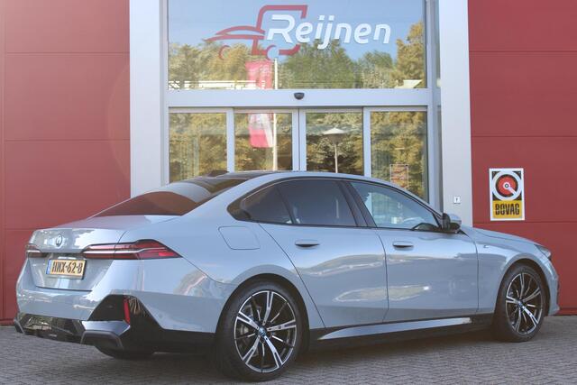 BMW 5-SERIE 530e M-SPORT PRO 300PK (nieuw model) | PANORAMA DAK | M-SPORT PAKKET | M-SPORT AERODYNAMICA | M-SPORT NAPPALEDEREN STUURWIEL MET SPORTBOOST FUNCTIE | BMW SHADOWLINE ADAPTIEVE LED KOPLAMPEN | ELEKTRISCH BEDIENBARE ACHTERKLEP | BMW INDIVIDIUAL HIGH GLOSS 