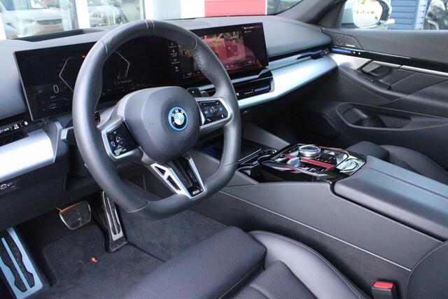 BMW 5-SERIE 530e M-SPORT PRO 300PK (nieuw model) | PANORAMA DAK | M-SPORT PAKKET | M-SPORT AERODYNAMICA | M-SPORT NAPPALEDEREN STUURWIEL MET SPORTBOOST FUNCTIE | BMW SHADOWLINE ADAPTIEVE LED KOPLAMPEN | ELEKTRISCH BEDIENBARE ACHTERKLEP | BMW INDIVIDIUAL HIGH GLOSS 