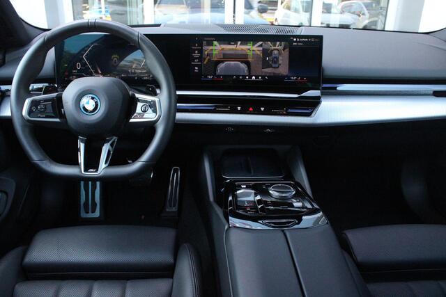 BMW 5-SERIE 530e M-SPORT PRO 300PK (nieuw model) | PANORAMA DAK | M-SPORT PAKKET | M-SPORT AERODYNAMICA | M-SPORT NAPPALEDEREN STUURWIEL MET SPORTBOOST FUNCTIE | BMW SHADOWLINE ADAPTIEVE LED KOPLAMPEN | ELEKTRISCH BEDIENBARE ACHTERKLEP | BMW INDIVIDIUAL HIGH GLOSS 