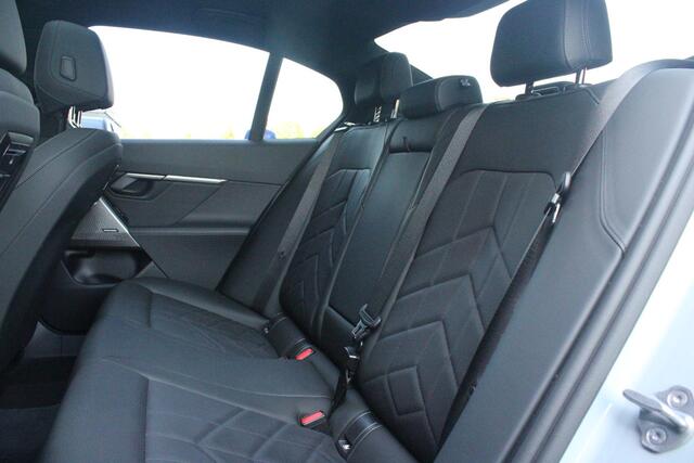 BMW 5-SERIE 530e M-SPORT PRO 300PK (nieuw model) | PANORAMA DAK | M-SPORT PAKKET | M-SPORT AERODYNAMICA | M-SPORT NAPPALEDEREN STUURWIEL MET SPORTBOOST FUNCTIE | BMW SHADOWLINE ADAPTIEVE LED KOPLAMPEN | ELEKTRISCH BEDIENBARE ACHTERKLEP | BMW INDIVIDIUAL HIGH GLOSS 