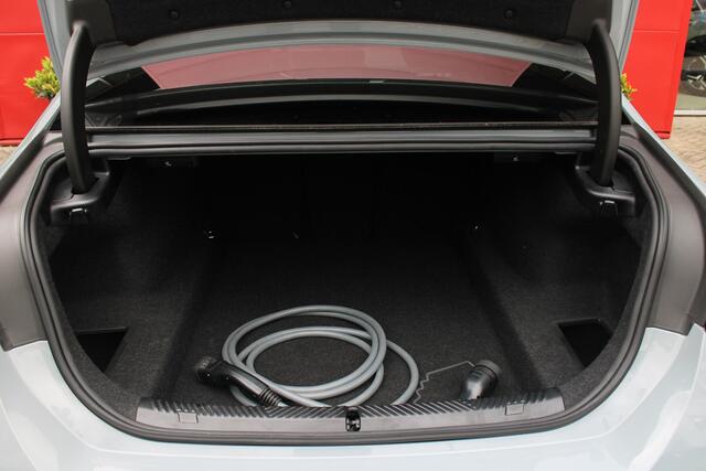 BMW 5-SERIE 530e M-SPORT PRO 300PK (nieuw model) | PANORAMA DAK | M-SPORT PAKKET | M-SPORT AERODYNAMICA | M-SPORT NAPPALEDEREN STUURWIEL MET SPORTBOOST FUNCTIE | BMW SHADOWLINE ADAPTIEVE LED KOPLAMPEN | ELEKTRISCH BEDIENBARE ACHTERKLEP | BMW INDIVIDIUAL HIGH GLOSS 