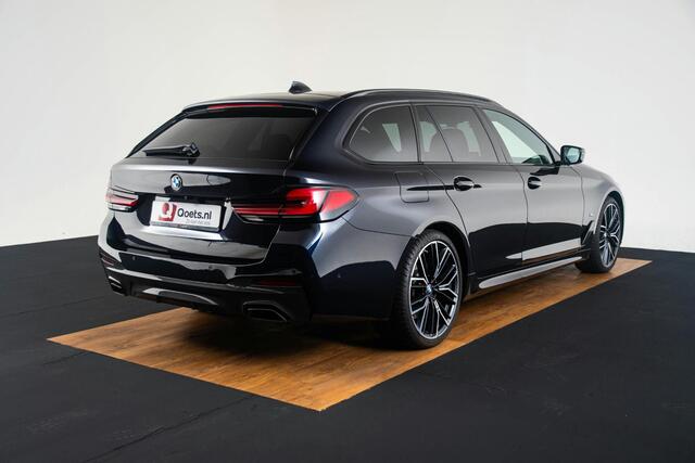 BMW 5-SERIE Touring 540d xDrive High Executive M Sport - Trekhaak - Panoramadak - Interieurvoorverwarming - Parking/Driving Assistant - Comfort Access - Head up - Harman Kardon - Stuurwielrand verwarmd -