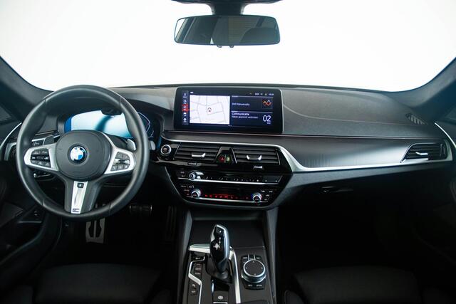 BMW 5-SERIE Touring 540d xDrive High Executive M Sport - Trekhaak - Panoramadak - Interieurvoorverwarming - Parking/Driving Assistant - Comfort Access - Head up - Harman Kardon - Stuurwielrand verwarmd -