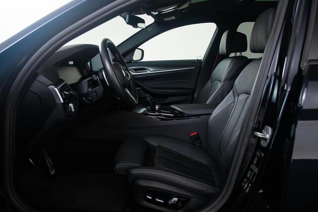 BMW 5-SERIE Touring 540d xDrive High Executive M Sport - Trekhaak - Panoramadak - Interieurvoorverwarming - Parking/Driving Assistant - Comfort Access - Head up - Harman Kardon - Stuurwielrand verwarmd -