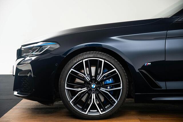 BMW 5-SERIE Touring 540d xDrive High Executive M Sport - Trekhaak - Panoramadak - Interieurvoorverwarming - Parking/Driving Assistant - Comfort Access - Head up - Harman Kardon - Stuurwielrand verwarmd -