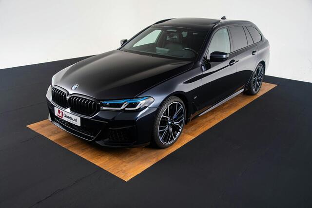 BMW 5-SERIE Touring 540d xDrive High Executive M Sport - Trekhaak - Panoramadak - Interieurvoorverwarming - Parking/Driving Assistant - Comfort Access - Head up - Harman Kardon - Stuurwielrand verwarmd -