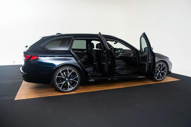BMW 5-SERIE Touring 540d xDrive High Executive M Sport - Trekhaak - Panoramadak - Interieurvoorverwarming - Parking/Driving Assistant - Comfort Access - Head up - Harman Kardon - Stuurwielrand verwarmd -
