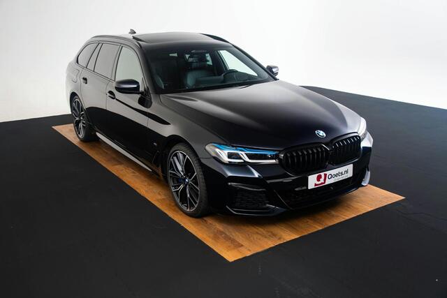 BMW 5-SERIE Touring 540d xDrive High Executive M Sport - Trekhaak - Panoramadak - Interieurvoorverwarming - Parking/Driving Assistant - Comfort Access - Head up - Harman Kardon - Stuurwielrand verwarmd -