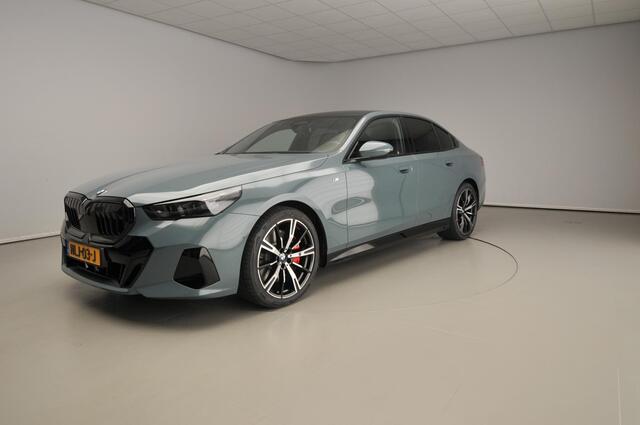 BMW 5-SERIE Sedan 540d xDrive M-Sportpakket Pro / Trekhaak / Panoramadak / Comfortstoelen / Bower & Wilkins /