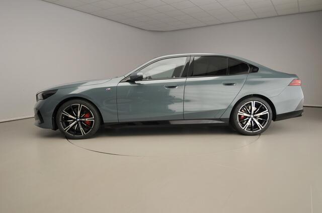 BMW 5-SERIE Sedan 540d xDrive M-Sportpakket Pro / Trekhaak / Panoramadak / Comfortstoelen / Bower & Wilkins /