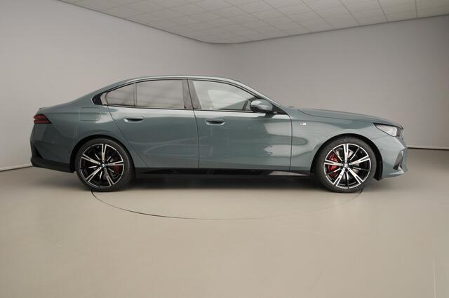 BMW 5-SERIE Sedan 540d xDrive M-Sportpakket Pro / Trekhaak / Panoramadak / Comfortstoelen / Bower & Wilkins /