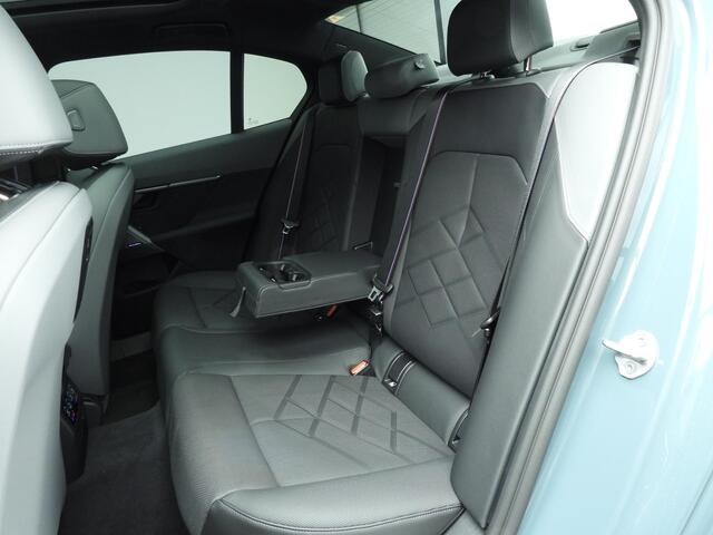 BMW 5-SERIE Sedan 540d xDrive M-Sportpakket Pro / Trekhaak / Panoramadak / Comfortstoelen / Bower & Wilkins /