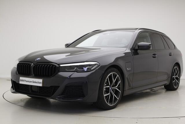 BMW 5-SERIE Touring 530e M-Sport | Panorama | 19" | Active Cruise Control | Head Up | Leder | Comfortzetels |