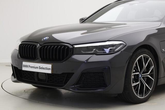 BMW 5-SERIE Touring 530e M-Sport | Panorama | 19" | Active Cruise Control | Head Up | Leder | Comfortzetels |