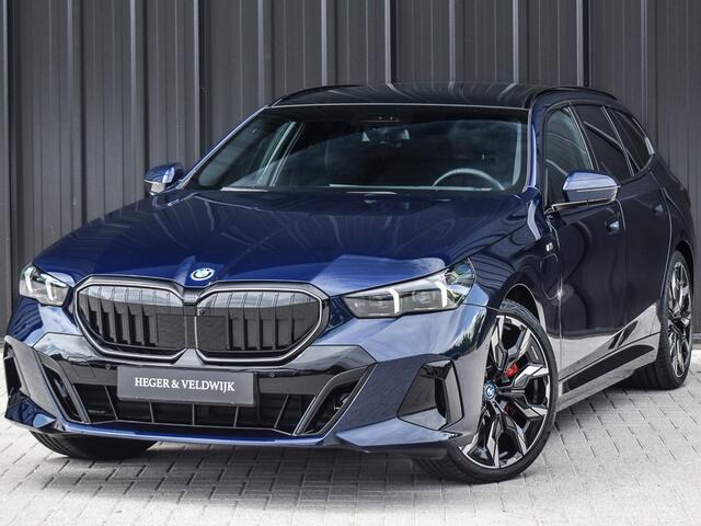 BMW 5-SERIE Touring 550e xDrive M-SPORT PRO | PANORAMADAK | ACTIVE CRUISE CONTROL | ELEKTR. VERST. STOELEN MET GEHEUGEN | B&W AUDIO | STOELVERWARMING EN VERKOELING | ADAPTIEF ONDERSTEL | COMFORT ACCES | IONIC GRILL | AMBIENT VERLICHTING | AKOESTISCH GLAS |