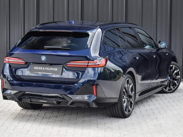 BMW 5-SERIE Touring 550e xDrive M-SPORT PRO | PANORAMADAK | ACTIVE CRUISE CONTROL | ELEKTR. VERST. STOELEN MET GEHEUGEN | B&W AUDIO | STOELVERWARMING EN VERKOELING | ADAPTIEF ONDERSTEL | COMFORT ACCES | IONIC GRILL | AMBIENT VERLICHTING | AKOESTISCH GLAS |