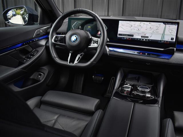 BMW 5-SERIE Touring 550e xDrive M-SPORT PRO | PANORAMADAK | ACTIVE CRUISE CONTROL | ELEKTR. VERST. STOELEN MET GEHEUGEN | B&W AUDIO | STOELVERWARMING EN VERKOELING | ADAPTIEF ONDERSTEL | COMFORT ACCES | IONIC GRILL | AMBIENT VERLICHTING | AKOESTISCH GLAS |
