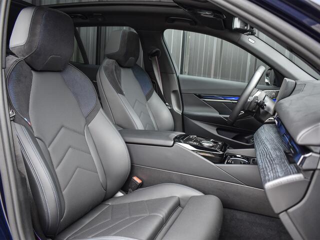 BMW 5-SERIE Touring 550e xDrive M-SPORT PRO | PANORAMADAK | ACTIVE CRUISE CONTROL | ELEKTR. VERST. STOELEN MET GEHEUGEN | B&W AUDIO | STOELVERWARMING EN VERKOELING | ADAPTIEF ONDERSTEL | COMFORT ACCES | IONIC GRILL | AMBIENT VERLICHTING | AKOESTISCH GLAS |