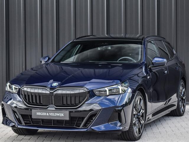 BMW 5-SERIE Touring 550e xDrive M-SPORT PRO | PANORAMADAK | ACTIVE CRUISE CONTROL | ELEKTR. VERST. STOELEN MET GEHEUGEN | B&W AUDIO | STOELVERWARMING EN VERKOELING | ADAPTIEF ONDERSTEL | COMFORT ACCES | IONIC GRILL | AMBIENT VERLICHTING | AKOESTISCH GLAS |