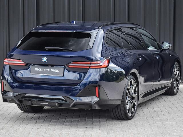 BMW 5-SERIE Touring 550e xDrive M-SPORT PRO | PANORAMADAK | ACTIVE CRUISE CONTROL | ELEKTR. VERST. STOELEN MET GEHEUGEN | B&W AUDIO | STOELVERWARMING EN VERKOELING | ADAPTIEF ONDERSTEL | COMFORT ACCES | IONIC GRILL | AMBIENT VERLICHTING | AKOESTISCH GLAS |