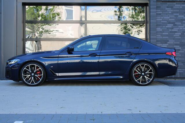BMW 5-SERIE M550i xDrive High Executive | VOL! | PANO | B&W | MASSAGE | 4WIELSTURING | HUD | SOFT CLOSE | KEYLESS |