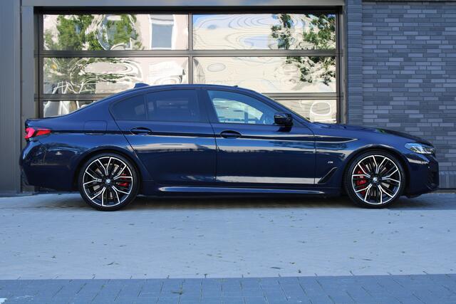 BMW 5-SERIE M550i xDrive High Executive | VOL! | PANO | B&W | MASSAGE | 4WIELSTURING | HUD | SOFT CLOSE | KEYLESS |