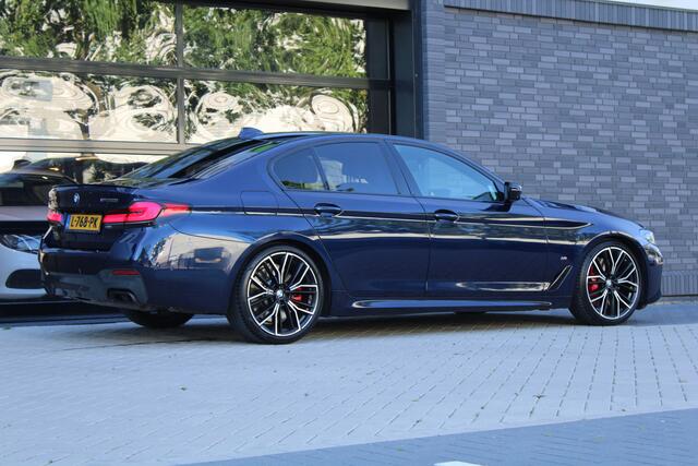 BMW 5-SERIE M550i xDrive High Executive | VOL! | PANO | B&W | MASSAGE | 4WIELSTURING | HUD | SOFT CLOSE | KEYLESS |