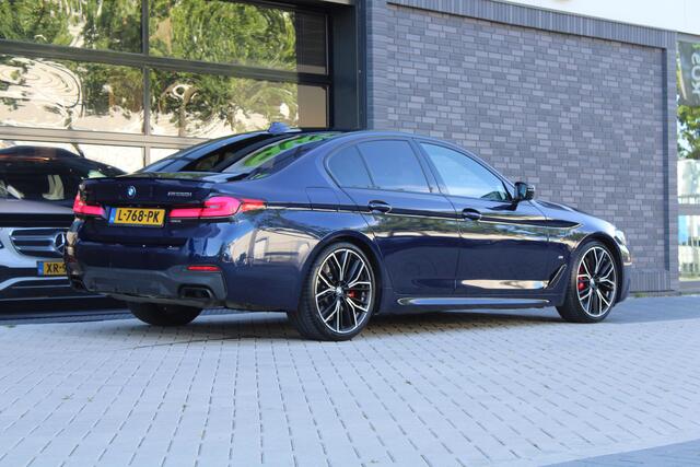 BMW 5-SERIE M550i xDrive High Executive | VOL! | PANO | B&W | MASSAGE | 4WIELSTURING | HUD | SOFT CLOSE | KEYLESS |