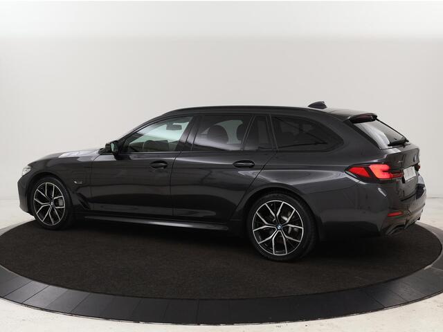 BMW 5-SERIE 530e xDrive M Sport | Leder | Stoel & stuurverwarming | Sfeerverlichting | Adaptief LED | Carplay | Camera | Live cockpit | Navigatie