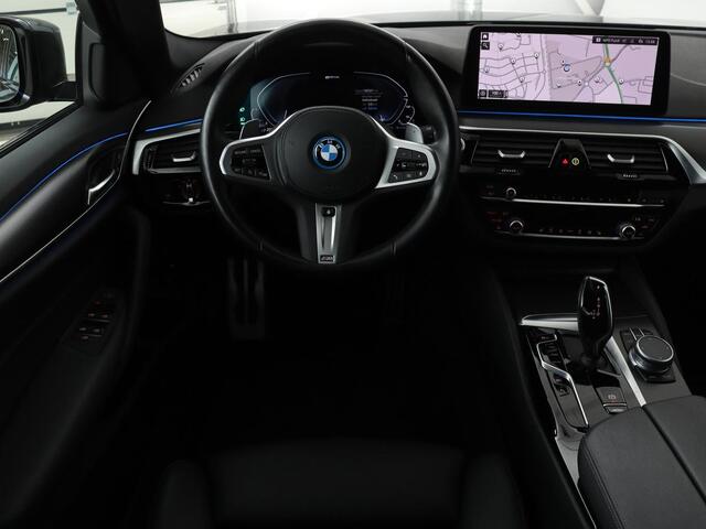 BMW 5-SERIE 530e xDrive M Sport | Leder | Stoel & stuurverwarming | Sfeerverlichting | Adaptief LED | Carplay | Camera | Live cockpit | Navigatie
