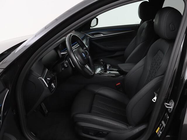BMW 5-SERIE 530e xDrive M Sport | Leder | Stoel & stuurverwarming | Sfeerverlichting | Adaptief LED | Carplay | Camera | Live cockpit | Navigatie